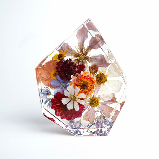 Asymmetrical Gem-Shaped Resin Pieces: A Modern Way to Preserve Flowers and Elevate Your Home Décor